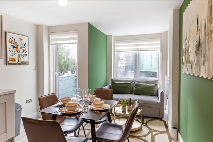 Mesa de jantar com cadeiras elegantes em um apartamento no Building Wellesley Court - home-to-host - 1374822 em London Borough of Southwark, London