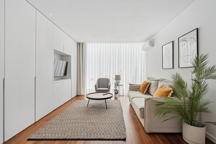 Sala de estar elegantemente projetada com móveis modernos em um apartamento no Building Rua do Almada - homebase - 1343887 em União das freguesias de Cedofeita, Santo Ildefonso, Sé, Miragaia, São Nicolau e Vitória, Porto Sala de estar elegantemente projetada com móveis modernos em um apartamento no Building Rua do Almada - homebase - 1343887 em União das freguesias de Cedofeita, Santo Ildefonso, Sé, Miragaia, São Nicolau e Vitória, Porto
