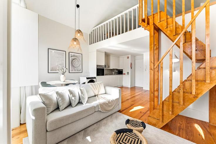 Sala de estar elegantemente projetada com móveis modernos em um apartamento no Building Avenida Gustavo Eiffel - homebase - 1343884 em União das freguesias de Cedofeita, Santo Ildefonso, Sé, Miragaia, São Nicolau e Vitória, Porto