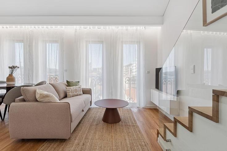 Elegant gestaltetes Wohnzimmer mit moderner Einrichtung in einer Wohnung im Building Calçada da Póvoa - homebase - 1343885 in Bonfim, Porto Elegant gestaltetes Wohnzimmer mit moderner Einrichtung in einer Wohnung im Building Calçada da Póvoa - homebase - 1343885 in Bonfim, Porto