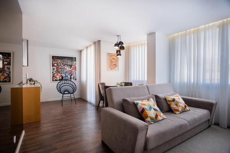 Sala de estar elegantemente projetada com móveis modernos em um apartamento no Building Rua de José Falcão - homebase - 1343890 em União das freguesias de Cedofeita, Santo Ildefonso, Sé, Miragaia, São Nicolau e Vitória, Porto Sala de estar elegantemente projetada com móveis modernos em um apartamento no Building Rua de José Falcão - homebase - 1343890 em União das freguesias de Cedofeita, Santo Ildefonso, Sé, Miragaia, São Nicolau e Vitória, Porto