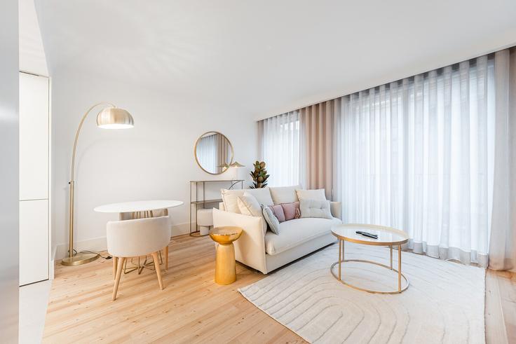Elegante sala de estar con mobiliario moderno en un apartamento en Building Rua Formosa - homebase - 1462103 en União das freguesias de Cedofeita, Santo Ildefonso, Sé, Miragaia, São Nicolau e Vitória, Porto