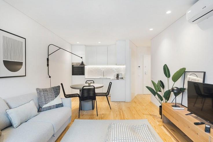 Elegante sala de estar con mobiliario moderno en un apartamento en Building Rua João das Regras - homebase - 1351092 en União das freguesias de Cedofeita, Santo Ildefonso, Sé, Miragaia, São Nicolau e Vitória, Porto