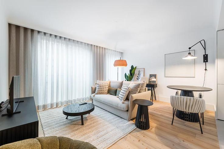 Elegante sala de estar con mobiliario moderno en un apartamento en Building Rua Formosa - homebase - 1460706 en União das freguesias de Cedofeita, Santo Ildefonso, Sé, Miragaia, São Nicolau e Vitória, Porto