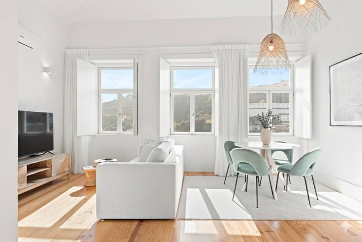 Sala de estar elegantemente projetada com móveis modernos em um apartamento no Building Avenida Gustavo Eiffel - homebase - 1343884 em União das freguesias de Cedofeita, Santo Ildefonso, Sé, Miragaia, São Nicolau e Vitória, Porto