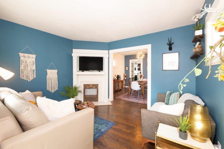 Elegante sala de estar con mobiliario moderno en un apartamento en Building West 34th Place - homehop-pm - 1496033 en Cleveland, Cleveland