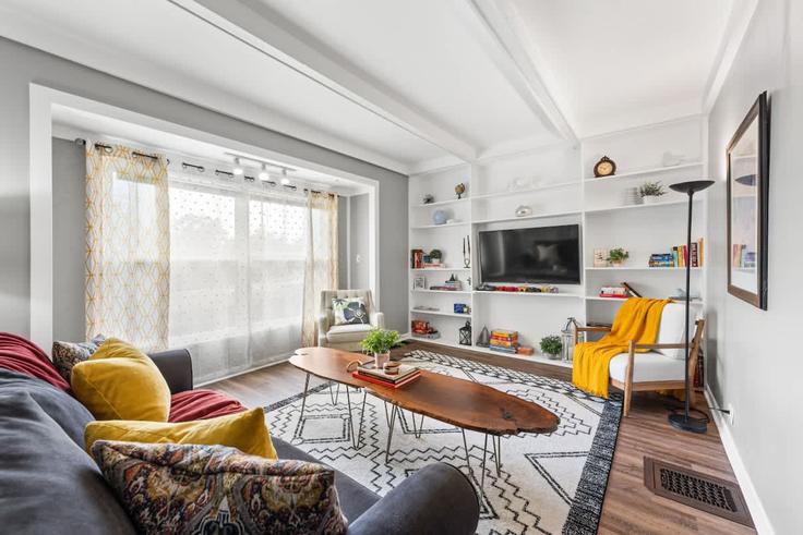 Salle de séjour élégante avec mobilier moderne dans un appartement à Building Rocky River Drive - homehop-pm - 1496078 à Cleveland, Cleveland