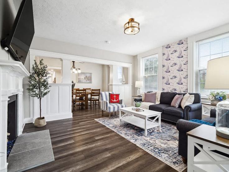 Vermilion, Vermilion에 위치한 Building Cooper Foster Park Road - homehop-pm - 1496042 유닛의 세련된 인테리어가 돋보이는 거실