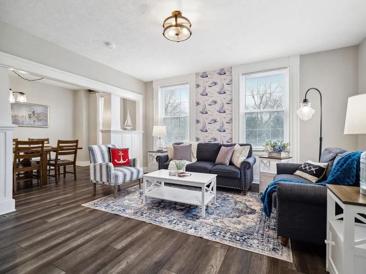 Vermilion, Vermilion에 위치한 Building Cooper Foster Park Road - homehop-pm - 1496045 유닛의 세련된 인테리어가 돋보이는 거실