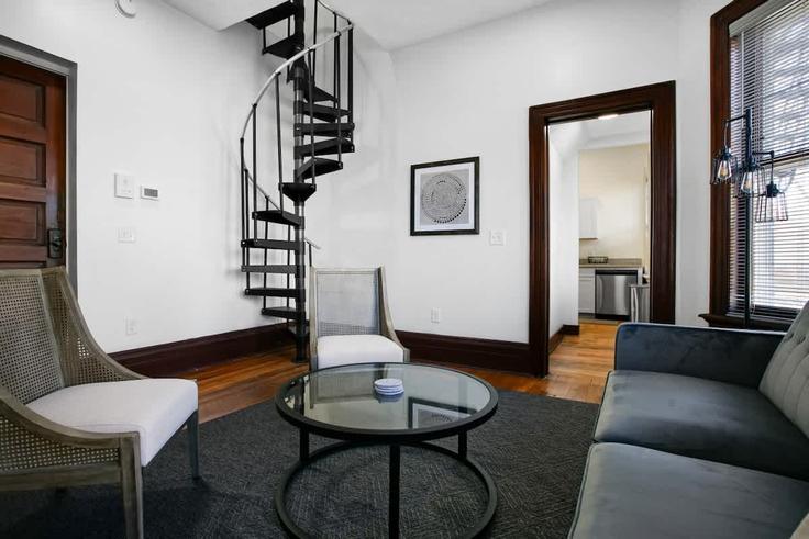 Salle de séjour élégante avec mobilier moderne dans un appartement à Building East 89th Street - homehop-pm - 1496055 à Cleveland, Cleveland