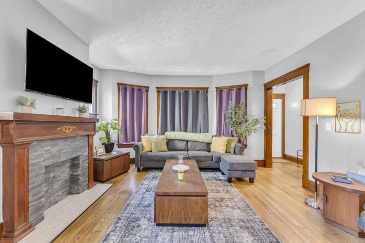 Salle de séjour élégante avec mobilier moderne dans un appartement à Building East 126th Street - homehop-pm - 1496049 à Cleveland, Cleveland