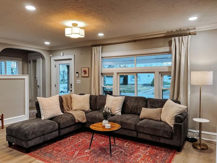 Salle de séjour élégante avec mobilier moderne dans un appartement à Building Victory Boulevard - homehop-pm - 1496091 à Cleveland, Cleveland