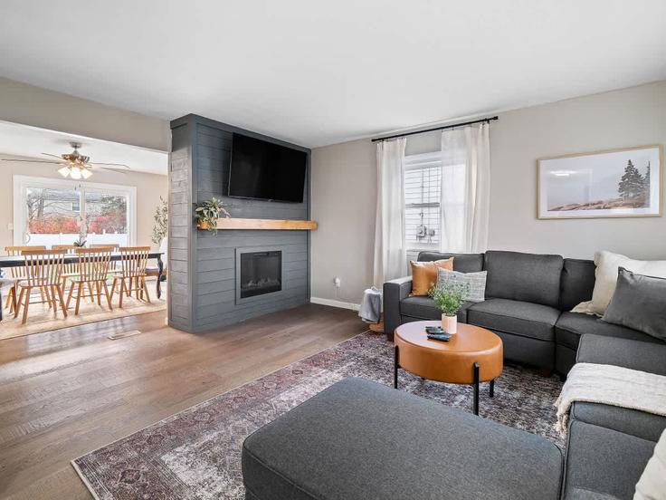 Vermilion, Vermilion에 위치한 Building Pineview Drive - homehop-pm - 1496121 유닛의 세련된 인테리어가 돋보이는 거실