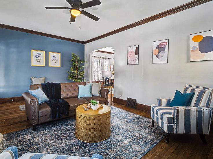 Elegante sala de estar con mobiliario moderno en un apartamento en Building Bernard Avenue - homehop-pm - 1496050 en Cleveland, Cleveland