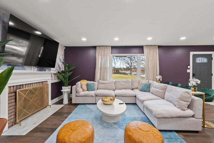 Elegante sala de estar con mobiliario moderno en un apartamento en Building Rudy Road - homehop-pm - 1496112 en Columbus, Columbus