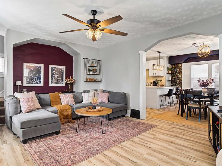 Salle de séjour élégante avec mobilier moderne dans un appartement à Building West 128th Street - homehop-pm - 1496115 à Cleveland, Cleveland