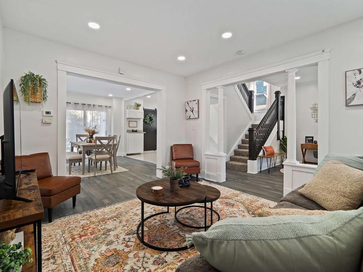 Salle de séjour élégante avec mobilier moderne dans un appartement à Building Fir Avenue - homehop-pm - 1496116 à Cleveland, Cleveland