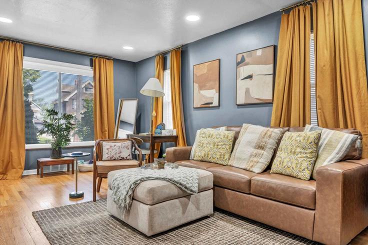 Elegante sala de estar con mobiliario moderno en un apartamento en Building Saint Charles Avenue - homehop-pm - 1643045 en Lakewood, Lakewood Elegante sala de estar con mobiliario moderno en un apartamento en Building Saint Charles Avenue - homehop-pm - 1643045 en Lakewood, Lakewood