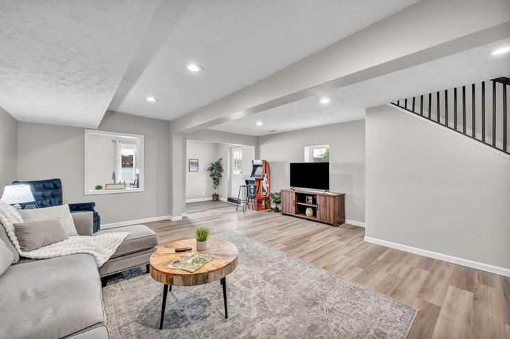 Building Portage Lakes Drive - homehop-pm - 1496076 adresindeki bir dairede modern mobilyalarla zarif bir şekilde tasarlanmış oturma odası Portage Lakes, Portage Lakes