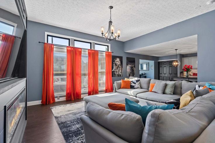 Elegante sala de estar con mobiliario moderno en un apartamento en Building Jonathan Noble Way - homehop-pm - 1643099 en Columbus, Columbus Elegante sala de estar con mobiliario moderno en un apartamento en Building Jonathan Noble Way - homehop-pm - 1643099 en Columbus, Columbus