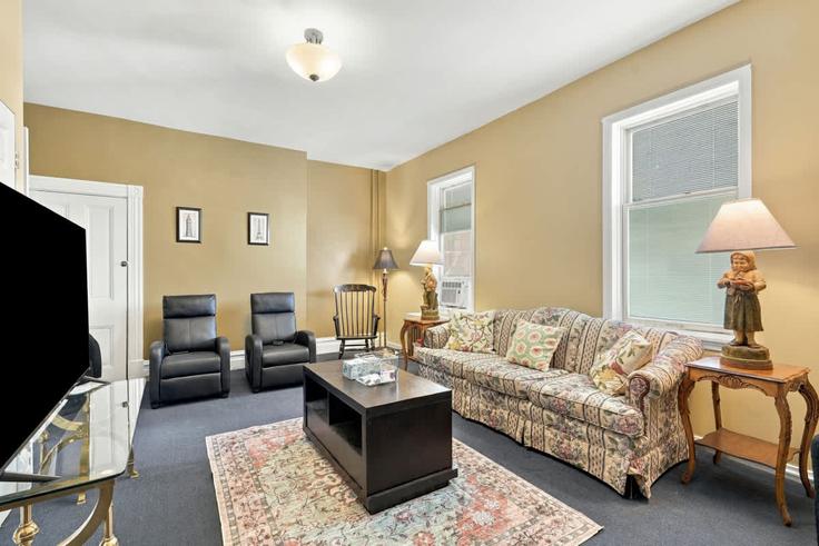 Salle de séjour élégante avec mobilier moderne dans un appartement à Building South 16th Street - homehop-pm - 1647305 à Pittsburgh, Pittsburgh