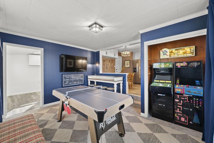 Salle de séjour élégante avec mobilier moderne dans un appartement à Building Hess Boulevard - homehop - 1340543 à Columbus, Columbus