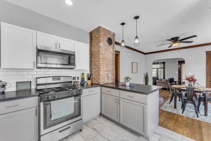 Building Bernard Avenue - homehop - 1353853 adresindeki lüks bir dairede en üst düzey ekipmanlara sahip işlevsel ve şık mutfak Cleveland, Cleveland Building Bernard Avenue - homehop - 1353853 adresindeki lüks bir dairede en üst düzey ekipmanlara sahip işlevsel ve şık mutfak Cleveland, Cleveland