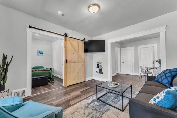 Building Mayview Avenue - homehop - 1357380 adresindeki bir dairede modern mobilyalarla zarif bir şekilde tasarlanmış oturma odası Cleveland, Cleveland Building Mayview Avenue - homehop - 1357380 adresindeki bir dairede modern mobilyalarla zarif bir şekilde tasarlanmış oturma odası Cleveland, Cleveland