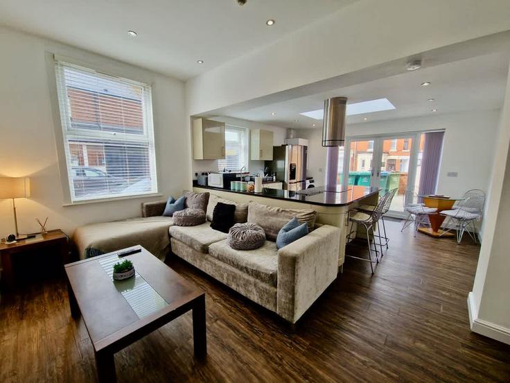 Sala de estar elegantemente projetada com móveis modernos em um apartamento no Building Kensington Road - homehosts-management-ltd - 1564340 em Coventry, Coventry Sala de estar elegantemente projetada com móveis modernos em um apartamento no Building Kensington Road - homehosts-management-ltd - 1564340 em Coventry, Coventry