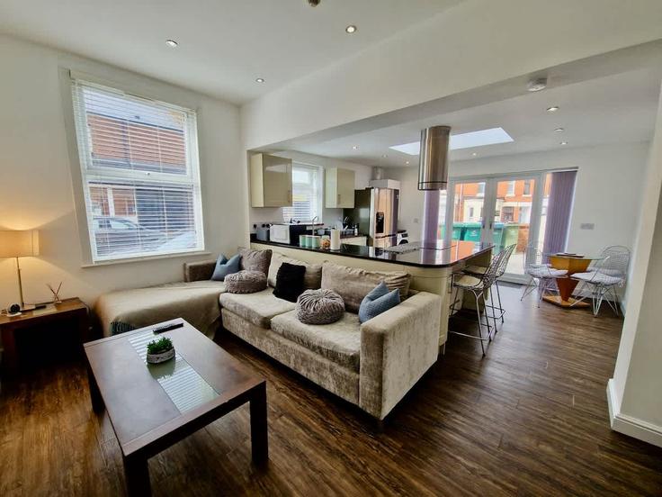 Sala de estar elegantemente projetada com móveis modernos em um apartamento no Building Kensington Road - homehosts-management-ltd - 1564357 em Coventry, Coventry Sala de estar elegantemente projetada com móveis modernos em um apartamento no Building Kensington Road - homehosts-management-ltd - 1564357 em Coventry, Coventry
