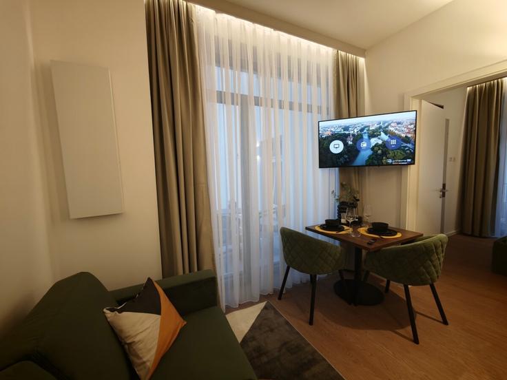 Elegant gestaltetes Wohnzimmer mit moderner Einrichtung in einer Wohnung im Building Thorwaldsenstraße - homely-stay-gmhb-1 - 1605391 in Munich, Munich Elegant gestaltetes Wohnzimmer mit moderner Einrichtung in einer Wohnung im Building Thorwaldsenstraße - homely-stay-gmhb-1 - 1605391 in Munich, Munich