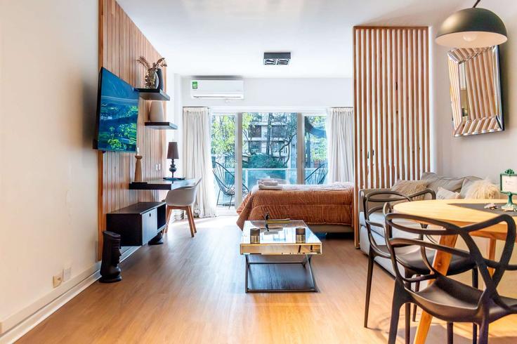Buenos Aires, Buenos Aires에 위치한 Building Avenida del Libertador - homelyjoy - 1605270 유닛의 세련된 인테리어가 돋보이는 거실 Buenos Aires, Buenos Aires에 위치한 Building Avenida del Libertador - homelyjoy - 1605270 유닛의 세련된 인테리어가 돋보이는 거실