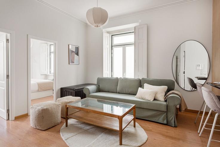 Elegante sala de estar con mobiliario moderno en un apartamento en Building Rua da Conceição da Glória 56 - homesbnbird - 1422279 en Santo António, Lisbon