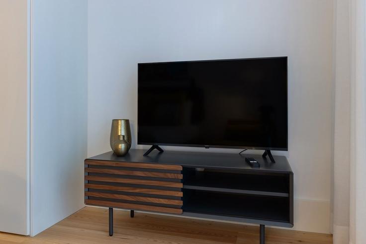 Elegante sala de estar con mobiliario moderno en un apartamento en Building Rua Formosa 387 - homesbnbird - 1422241 en União das freguesias de Cedofeita, Santo Ildefonso, Sé, Miragaia, São Nicolau e Vitória, Porto