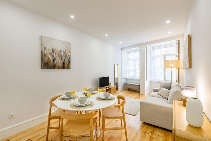 Sala de estar elegantemente projetada com móveis modernos em um apartamento no Building Rua dos Mercadores 83 - homesbnbird - 1422130 em União das freguesias de Cedofeita, Santo Ildefonso, Sé, Miragaia, São Nicolau e Vitória, Porto