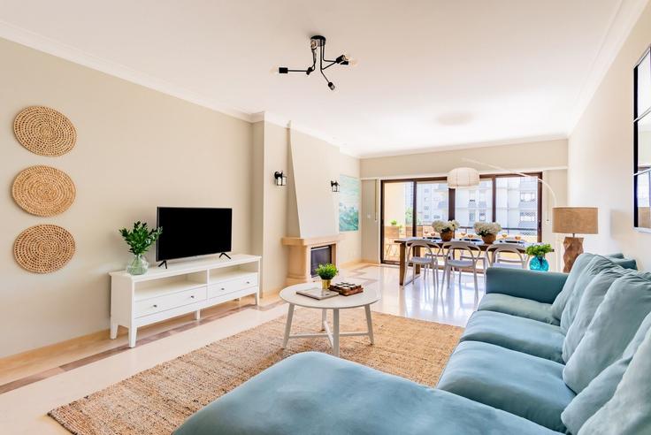 Building Avenida Nossa Senhora do Rosario 753 - homesbnbird - 1422268 adresindeki bir dairede modern mobilyalarla zarif bir şekilde tasarlanmış oturma odası Cascais e Estoril, Cascais