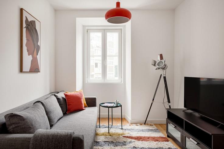 Lisbon ArroiosのBuilding Rua Marques da Silva 26 - homesbnbird - 1422178のアパートメントにある、モダンな家具を備えたエレガントなデザインのリビングルーム
