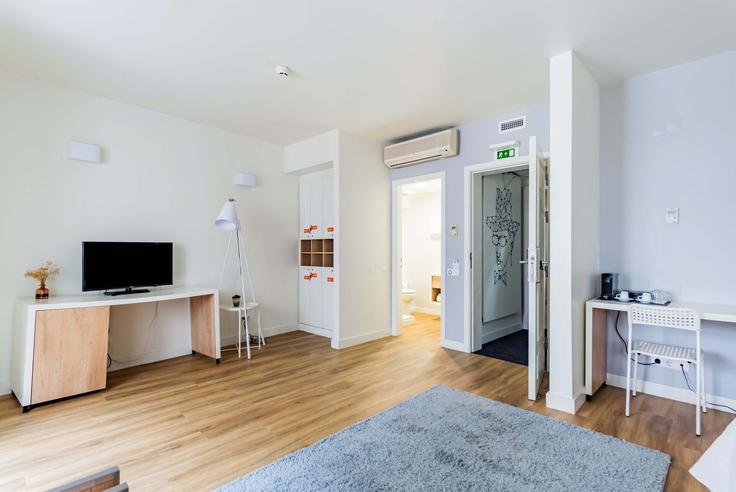 Sala de estar elegantemente projetada com móveis modernos em um apartamento no Building Rua Contra Almirante Jaime Afreixo - homesbnbird - 1422219 em Palmela, Palmela Sala de estar elegantemente projetada com móveis modernos em um apartamento no Building Rua Contra Almirante Jaime Afreixo - homesbnbird - 1422219 em Palmela, Palmela