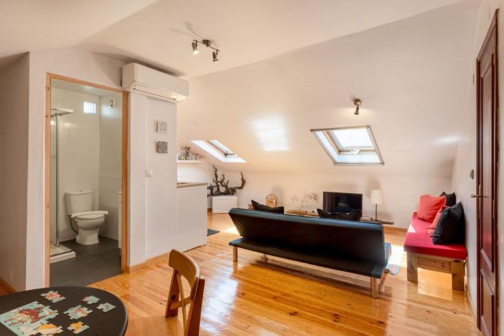 Elegante sala de estar con mobiliario moderno en un apartamento en Building Rua Marques da Silva - homesbnbird - 1422238 en Penha de França, Lisbon