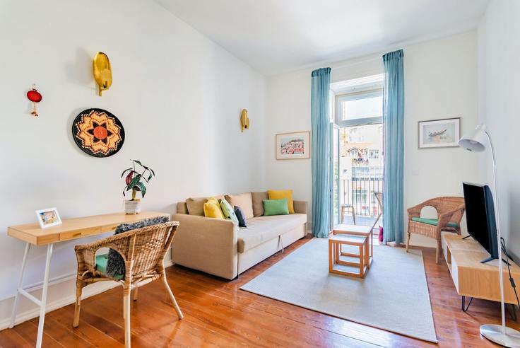 Elegante sala de estar con mobiliario moderno en un apartamento en Building Rua da Sociedade Farmacêutica 27 - homesbnbird - 1422160 en Santo António, Lisbon