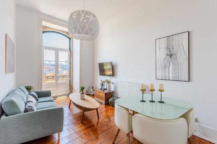 Sala de estar elegantemente projetada com móveis modernos em um apartamento no Building Largo do Calvário - homesbnbird - 1501301 em Alcântara, Lisbon
