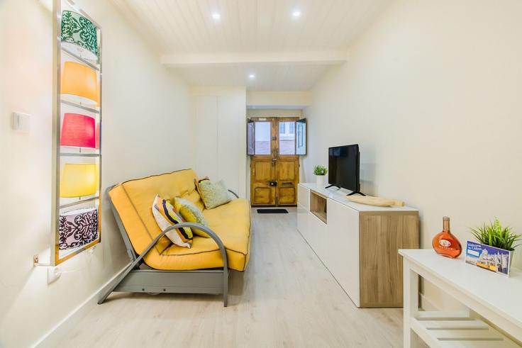 Salle de séjour élégante avec mobilier moderne dans un appartement à Building Rua da Bica de Duarte Belo - homesbnbird - 1421992 à Misericórdia, Lisbon