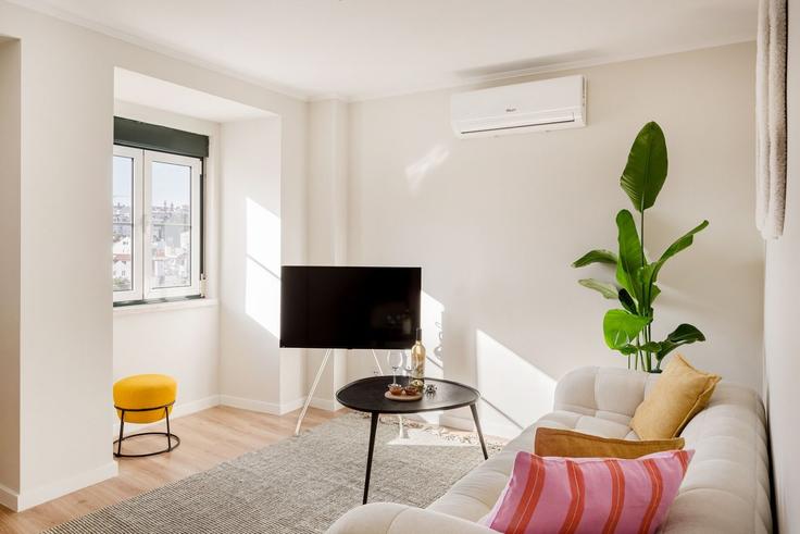 Salle de séjour élégante avec mobilier moderne dans un appartement à Building Travessa do Caldeira 7 - homesbnbird - 1421952 à Misericórdia, Lisbon