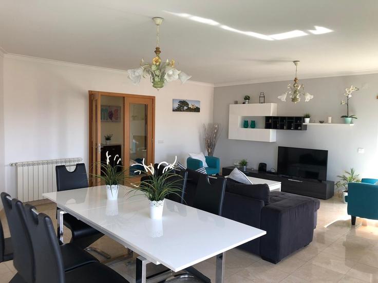 Elegante sala de estar con mobiliario moderno en un apartamento en Building 64 Rua Dr Pereira Coutinho - homesbnbird - 1422336 en Alcabideche, Alcabideche