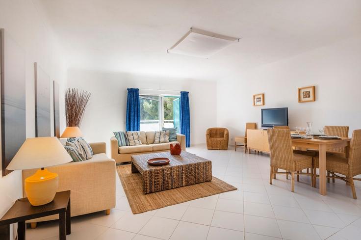 Elegante sala de estar con mobiliario moderno en un apartamento en Building Aldeamento Prainha Club - homesbnbird - 1422101 en Alvor, Alvor