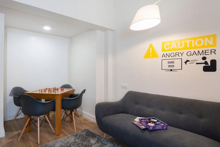 Sala de estar elegantemente projetada com móveis modernos em um apartamento no Building Rua Contra Almirante Jaime Afreixo - homesbnbird - 1422206 em Palmela, Palmela Sala de estar elegantemente projetada com móveis modernos em um apartamento no Building Rua Contra Almirante Jaime Afreixo - homesbnbird - 1422206 em Palmela, Palmela