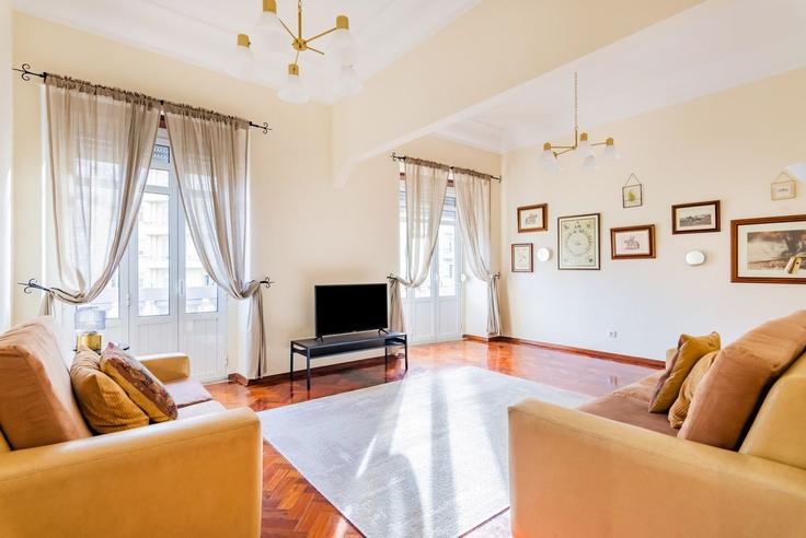 Elegante sala de estar con mobiliario moderno en un apartamento en Building Rua Joaquim António de Aguiar 70 - homesbnbird - 1422116 en Campolide, Lisbon