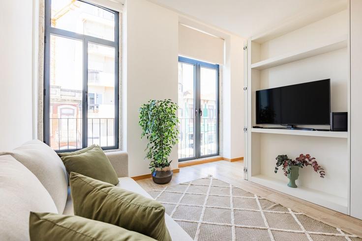 Building Rua do Duque de Saldanha 54 - homesbnbird - 1422169 adresindeki bir dairede modern mobilyalarla zarif bir şekilde tasarlanmış oturma odası Bonfim, Porto