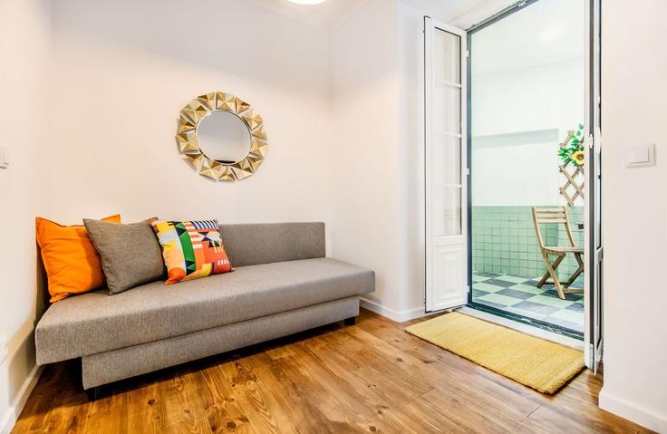 Lisbon São VicenteのBuilding Rua das Olarias 68 - homesbnbird - 1422069のアパートメントにある、モダンな家具を備えたエレガントなデザインのリビングルーム