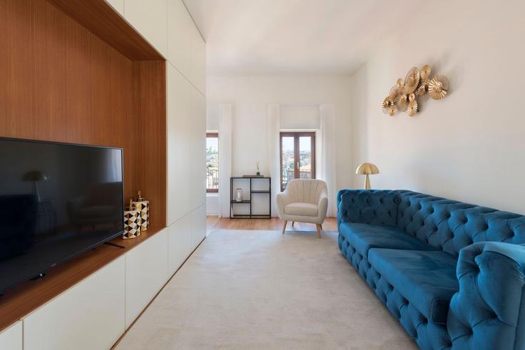 Porto União das freguesias de Cedofeita, Santo Ildefonso, Sé, Miragaia, São Nicolau e VitóriaのBuilding Rua do Monte dos Judeus 9 - homesbnbird - 1422254のアパートメントにある、モダンな家具を備えたエレガントなデザインのリビングルーム